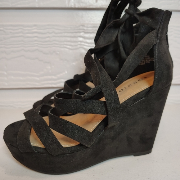 New Torrid Strappy Wrap Platform Wedge BLACK  Size 6.5 WW - Picture 2 of 9